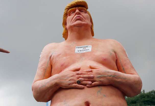 ಟ್ರಂಪ್‌ರ ನಗ್ನಪ್ರತಿಮೆಯೊಂದಿಗೆ ಪ್ರತಿಭಟನೆ!